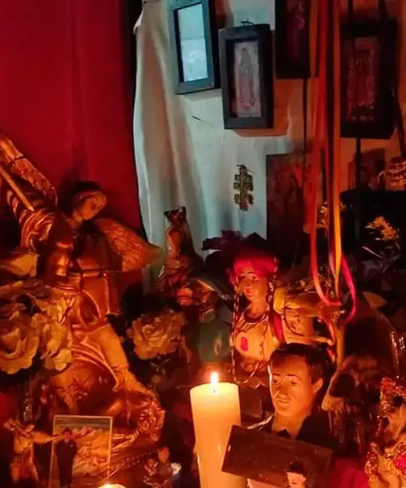 Altar esotérico con figuras para brujos y hechiceros
