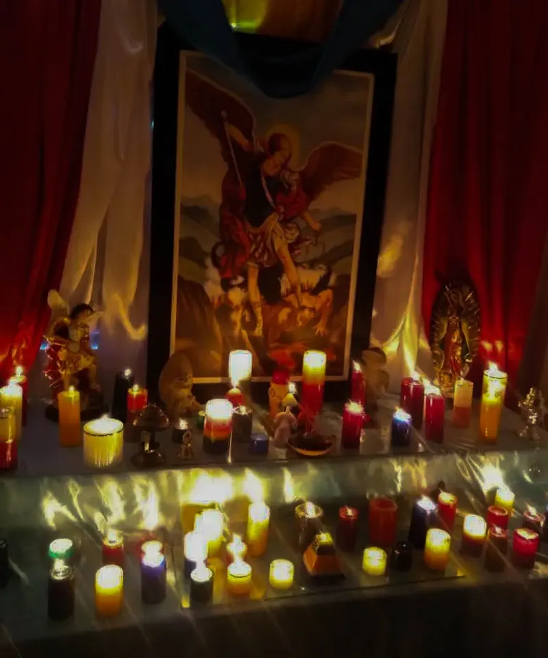 Altar esotérico con velas para amarres de amor