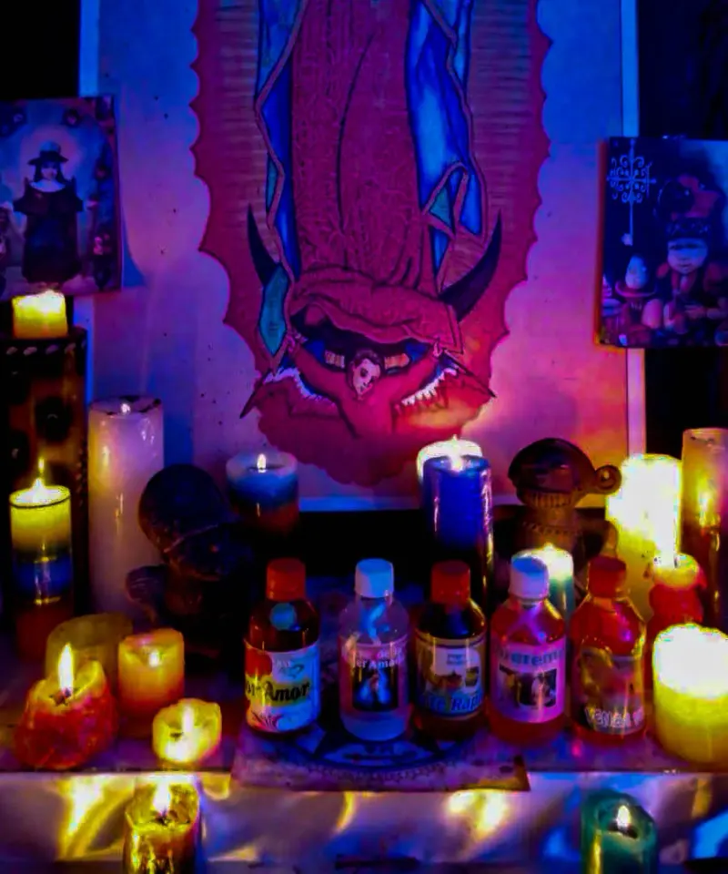 Altar esotérico con Virgen para brujería ritual