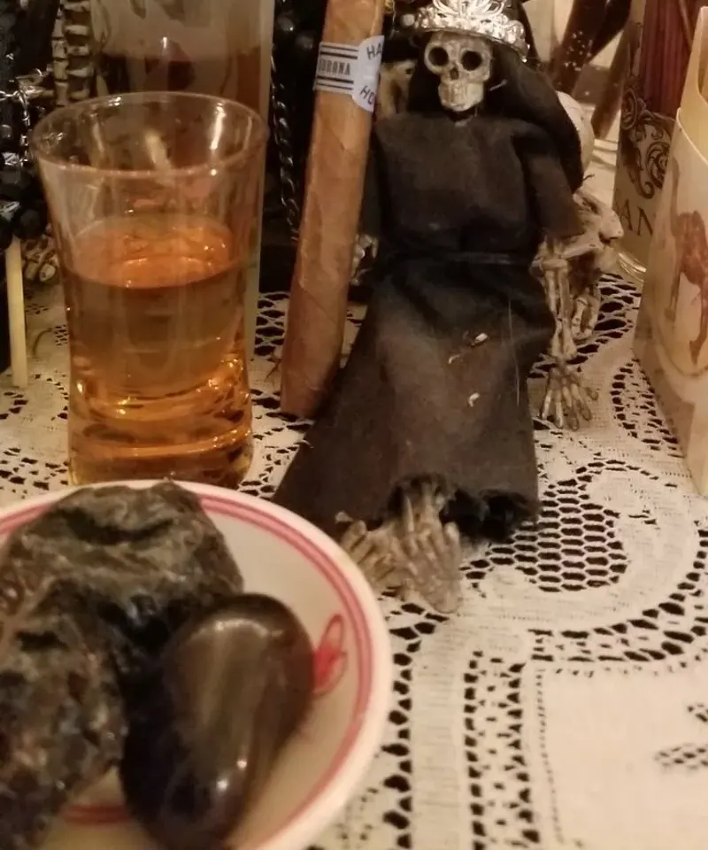 Altar esotérico con Santa Muerte, rituales de brujería efectiva