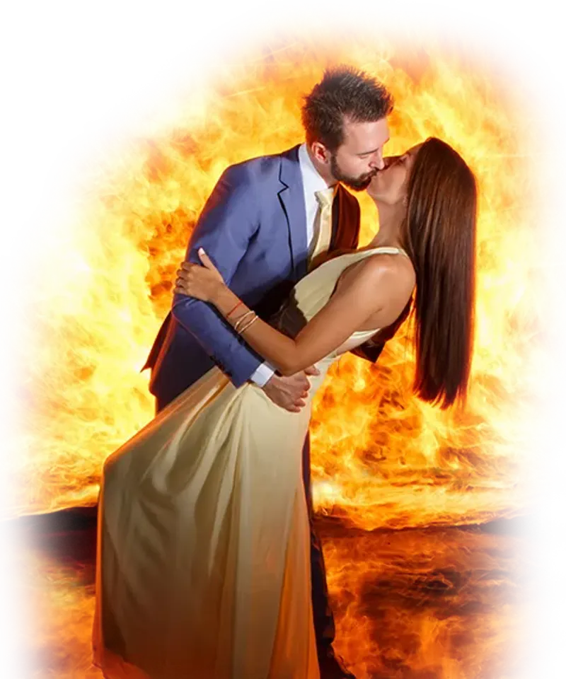Pareja apasionada entre llamas, ritual de amor ardiente con brujos expertos