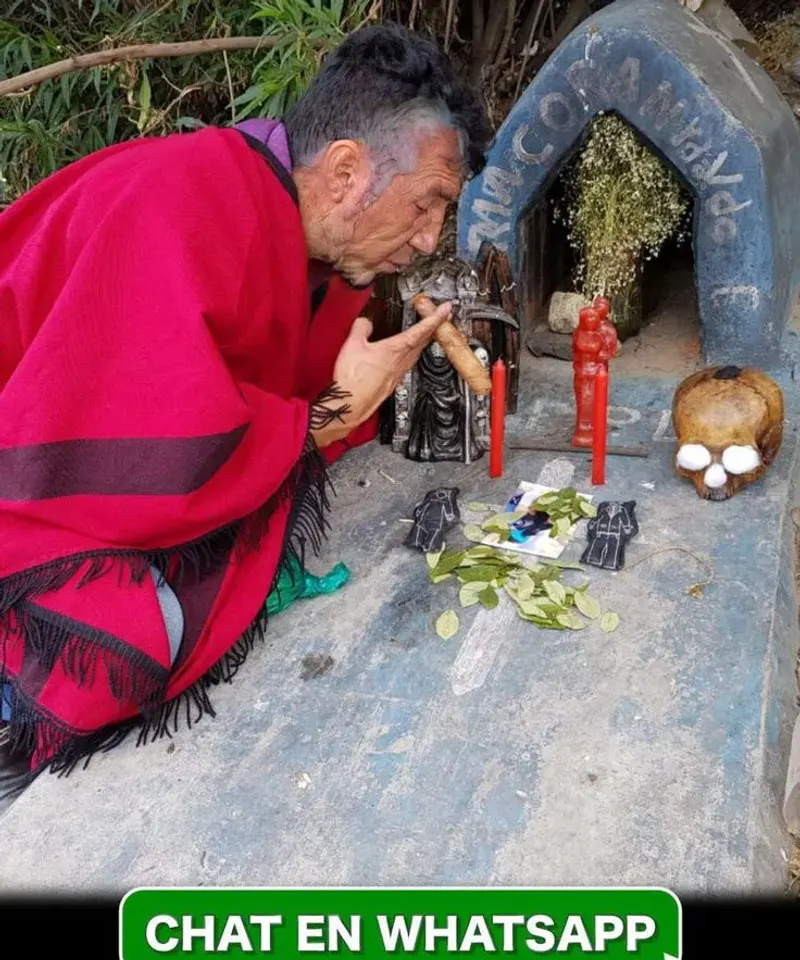 Maestro Teodoro, brujo experto cerca de mi en pose de oración