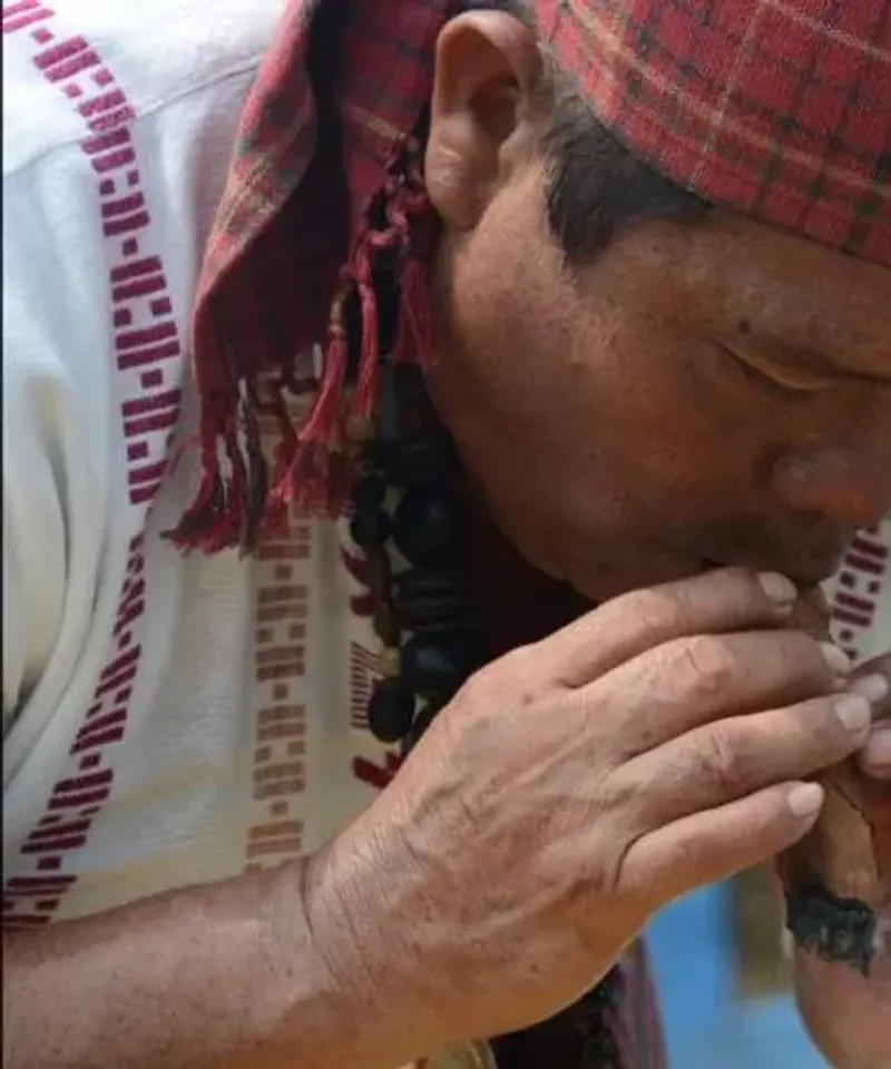 Retrato del Maestro Sebastián realizando ritual de purificación con humo