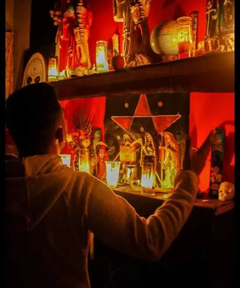 Retrato del Maestro Belisario frente a su altar de consulta espiritual