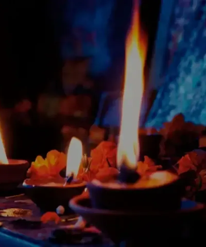 Lámparas votivas y flores rituales para consulta espiritual