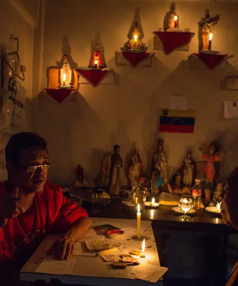 Consulta esotérica con velas y altar