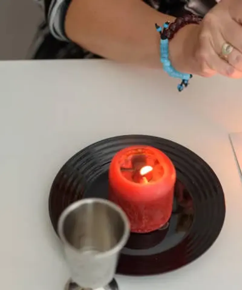 Ritual esotérico con vela e incienso